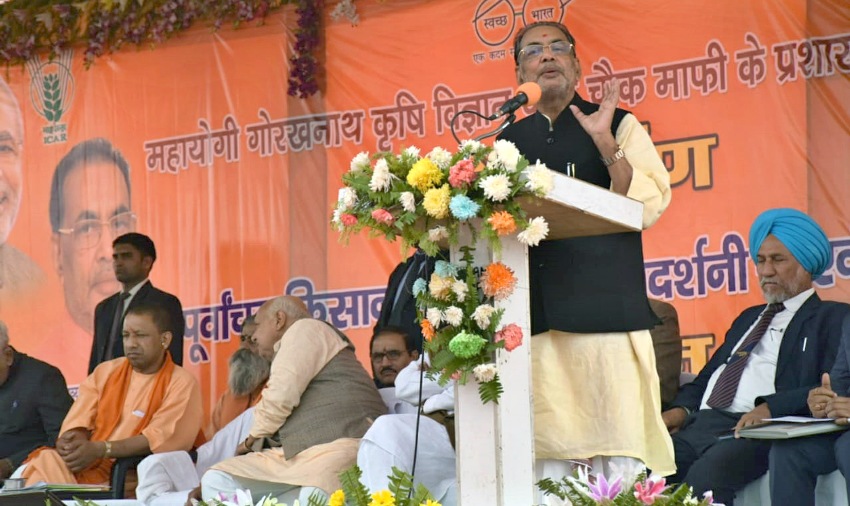 केन्द्रीय कृषि एवं किसान कल्याण मंत्री गोरखपुर में कार्यक्रम को सम्बोधित करते हुए