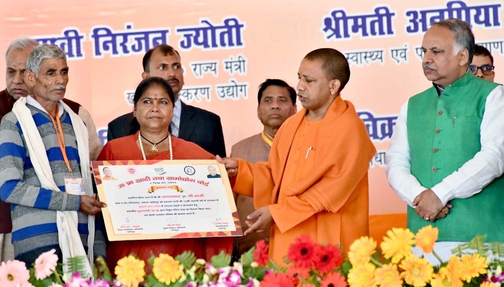 UPCM लाभार्थियों को प्रमाण-पत्र एवं स्वीकृति पत्र प्रदान करते हुए