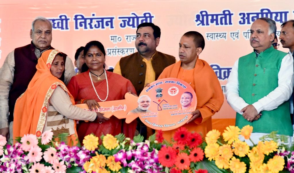 UPCM लाभार्थियों को प्रमाण-पत्र एवं स्वीकृति पत्र प्रदान करते हुए