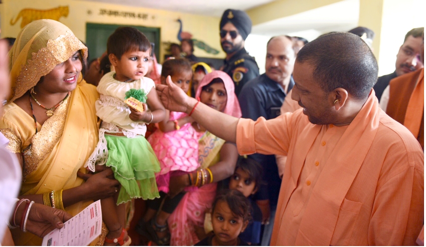 UPCM महराजगंज में बच्चों से साथ बात करते हुए