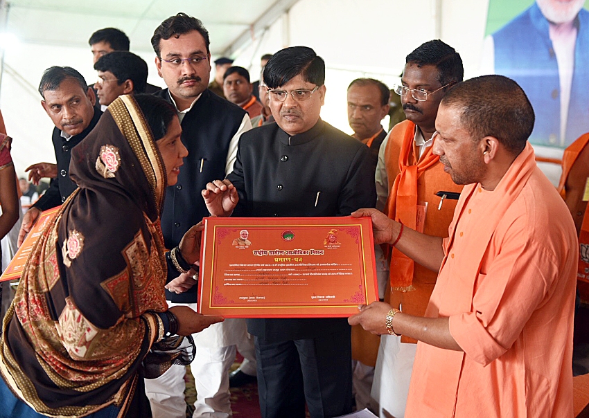 UPCM महराजगंज में प्रमाण पत्र वितरित करते हुए