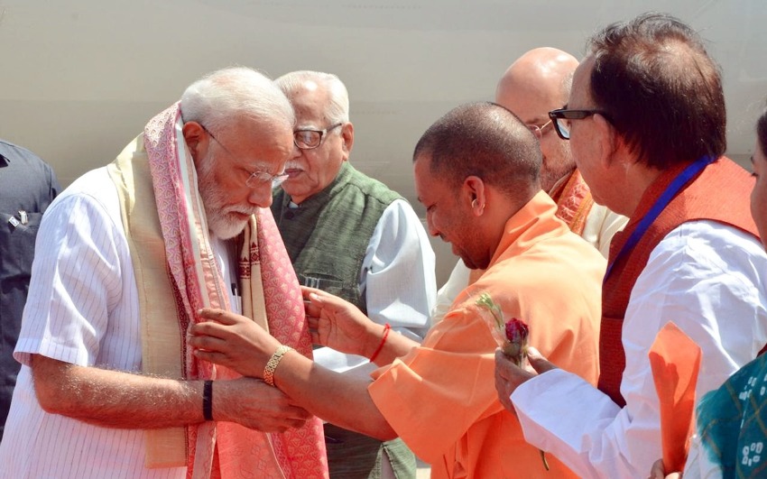UPCM वाराणसी में प्रधानमंत्री मोदी को अंगवस्त्रम भेंट कर स्वागत करते हुए