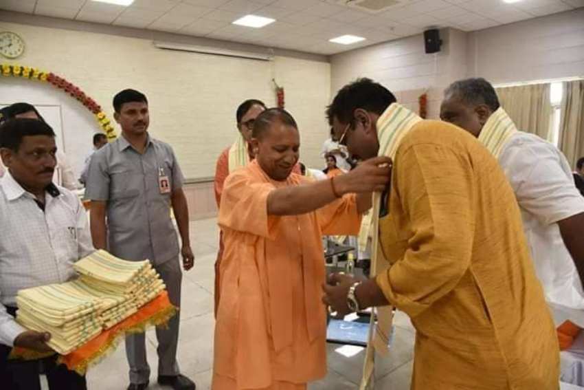 कन्नौज से नवनिर्वाचित सांसद सुब्रत पाठक लखनऊ में मुख्यमंत्री आवास, 5 कालिदास मार्ग पर भाजपा सांसदों के मिलन समारोह में UPCM से आशीर्वाद लेते हुए