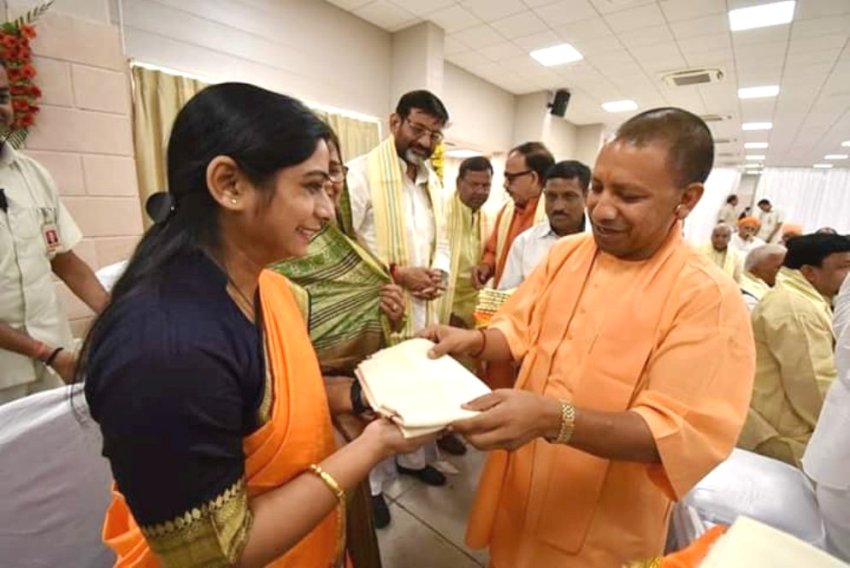 बदायूँ से नवनिर्वाचित सांसद डॉ. संघमित्रा मौर्या लखनऊ में UPCM से आशीर्वाद लेते हुए