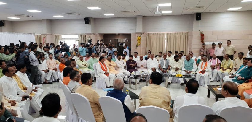 सांसद Dr. Mahesh Sharma लखनऊ में नवनिर्वाचित सांसदों के कार्यक्रम में हिस्सा लेते हुए