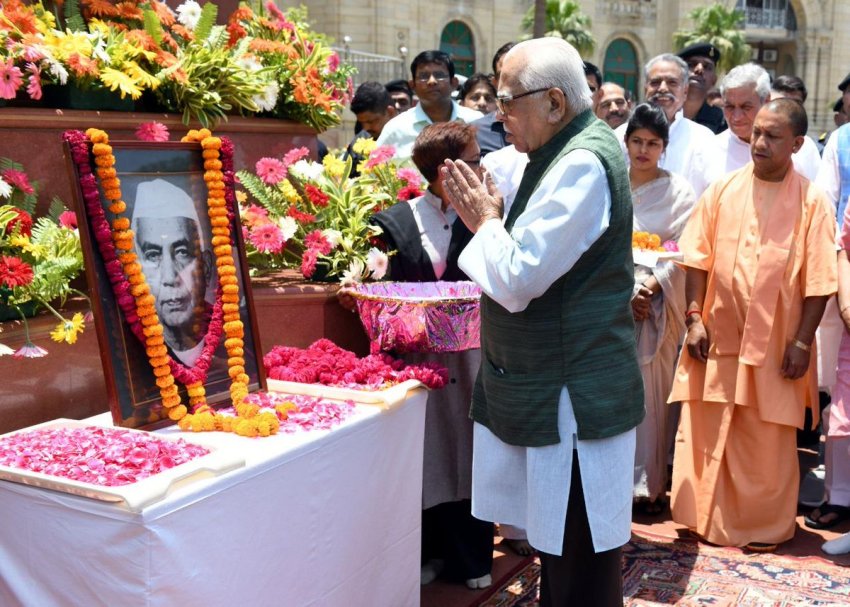 राज्यपाल राम नाईक विधानसभा परिसर में पूर्व PM-चौधरी चरण सिंह की प्रतिमा पर पुष्प अर्पित कर श्रद्धांजलि अर्पित करते हुए
