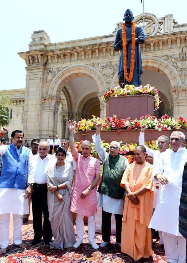 UPCM, राज्यपाल राम नाईक, मंत्री महेंद्र सिंह, स्वाति सिंह और अन्य मंत्री विधानसभा परिसर में पूर्व PM-चौधरी चरण सिंह की प्रतिमा पर पुष्प अर्पित कर श्रद्धांजलि अर्पित करते हुए