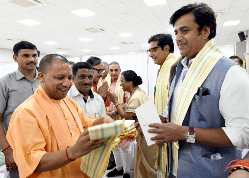 UPCM से उत्तर प्रदेश गोरखपुर से नवनिर्वाचित सांसद रवि किशन लखनऊ में आशीर्वाद लेते हुए