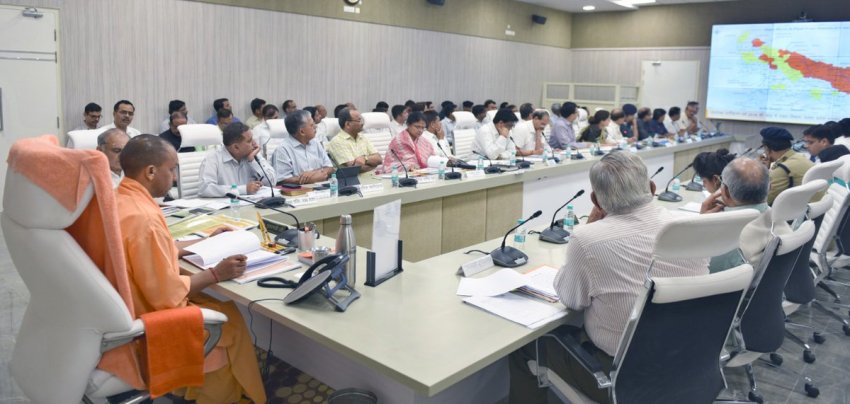 UPCM बाढ़ पूर्व तैयारी के सम्बन्ध में अधिकारियों के साथ बैठक करते हुए