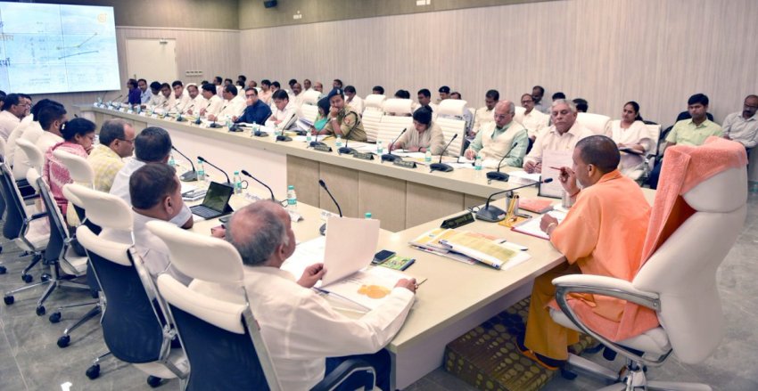 UPCM बाढ़ पूर्व तैयारी के सम्बन्ध में अधिकारियों के साथ बैठक करते हुए
