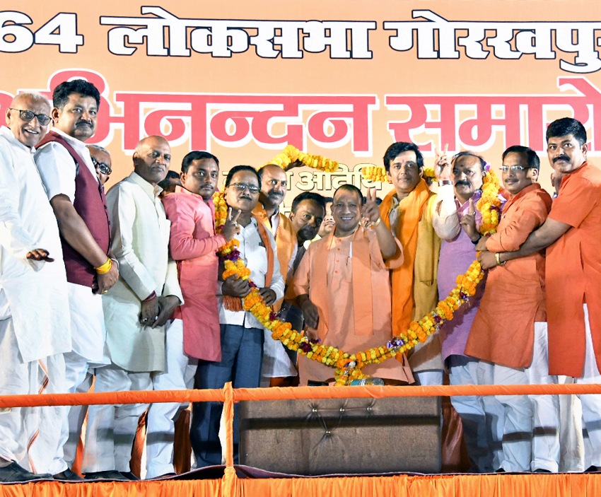 UPCM का गोरखपुर में अभिनन्दन समारोह में स्वागत करते हुए
