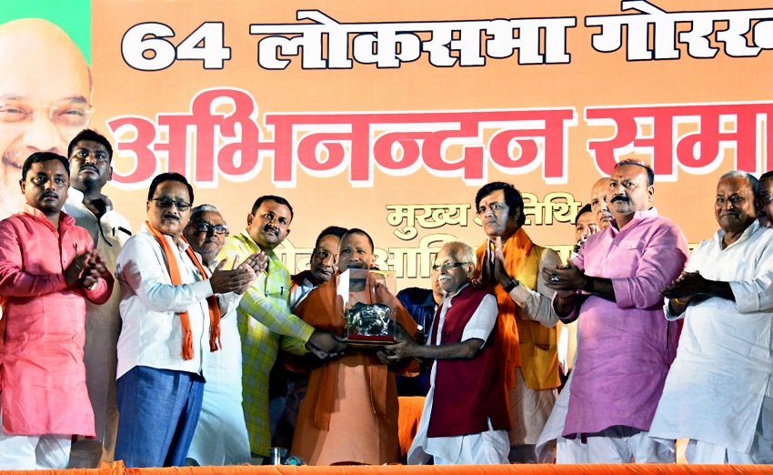 UPCM का गोरखपुर में अभिनन्दन समारोह में स्वागत करते हुए