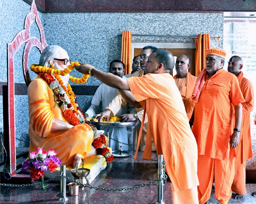 UPCM 28 मई, 2019 को गोरखपुर भ्रमण के दौरान गोरखनाथ मंदिर में पूजा-अर्चना करते हुए