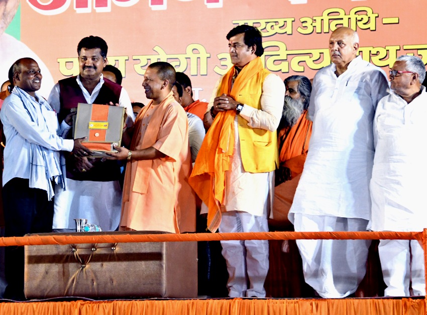 UPCM को गोरखपुर में अभिनन्दन समारोह में स्मृति भेंट करते हुए