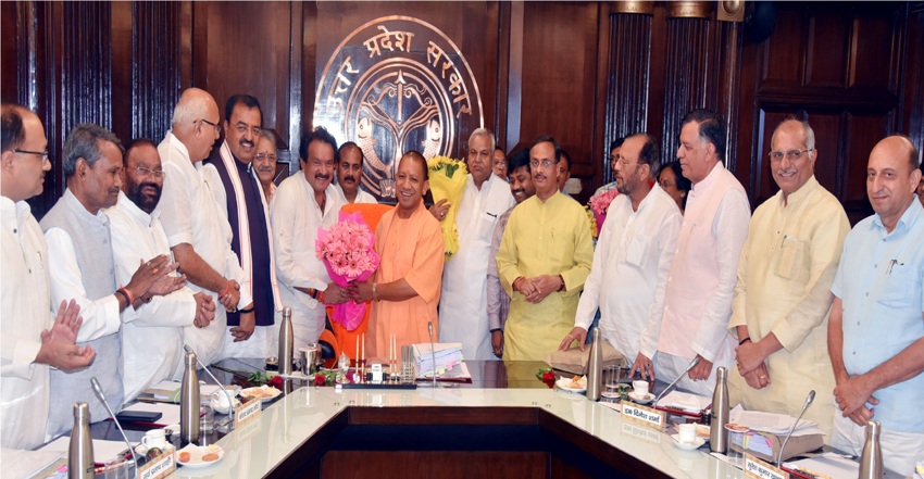 UPCM लोक भवन में सांसद के रूप में निर्वाचित पशुधन, लघु सिंचाई एवं मत्स्य मंत्री एस.पी. सिंह बघेल को सम्मानित करते हुए