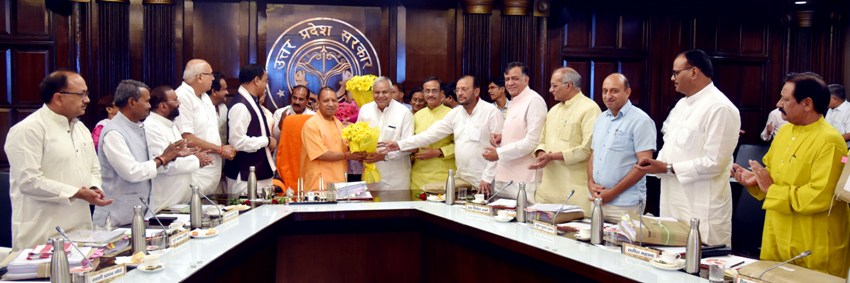 UPCM लोक भवन में सांसद के रूप में निर्वाचित खादी एवं ग्रामोद्योग मंत्री सत्यदेव पचौरी को सम्मानित करते हुए