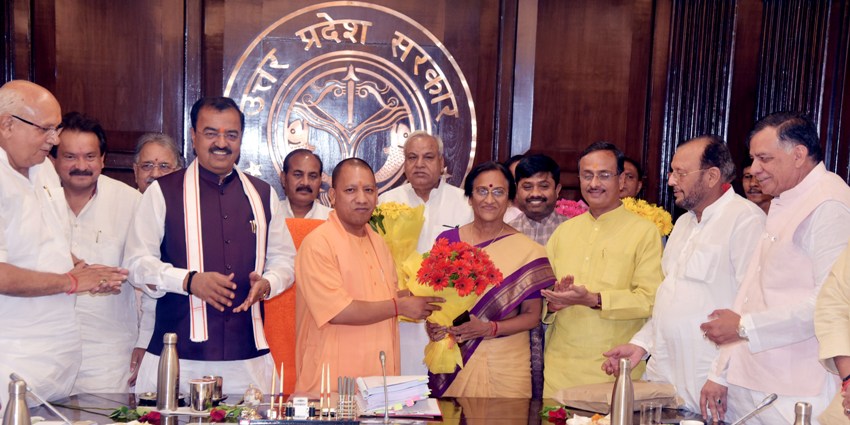 UPCM लोक भवन में सांसद के रूप में निर्वाचित पर्यटन मंत्री रीता बहुगुणा जोशी को सम्मानित करते हुए