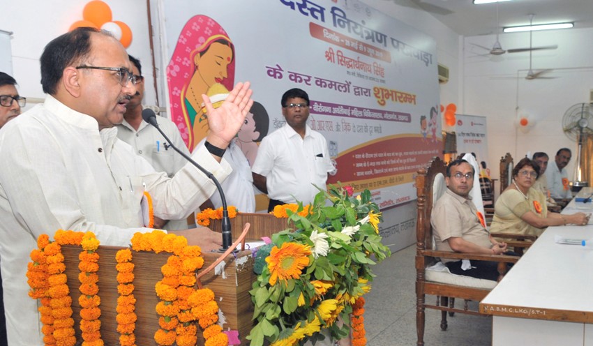 स्वास्थ्य मंत्री सिद्धार्थ नाथ सिंह ‘सघन दस्त नियंत्रण’ पखवाडे़ कार्यक्रम को संबोधित करते हुए