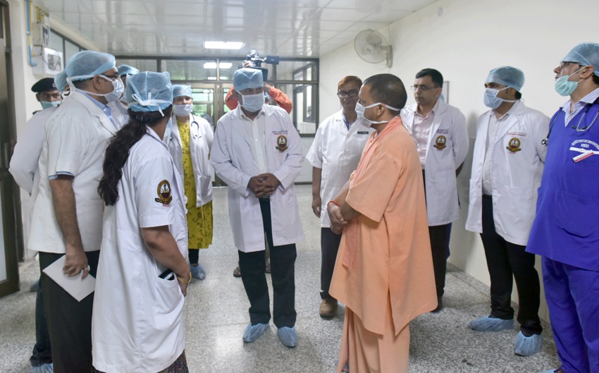 UPCM योगी गोरखपुर में BRD मेडिकल काॅलेज का निरीक्षण करते हुए