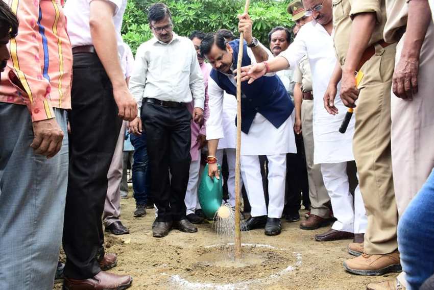 ग्राम्य विकास राज्यमंत्री डा. महेन्द्र सिंह बोले वर्षा का पानी बचाने के लिए जागरूकता जरूरी