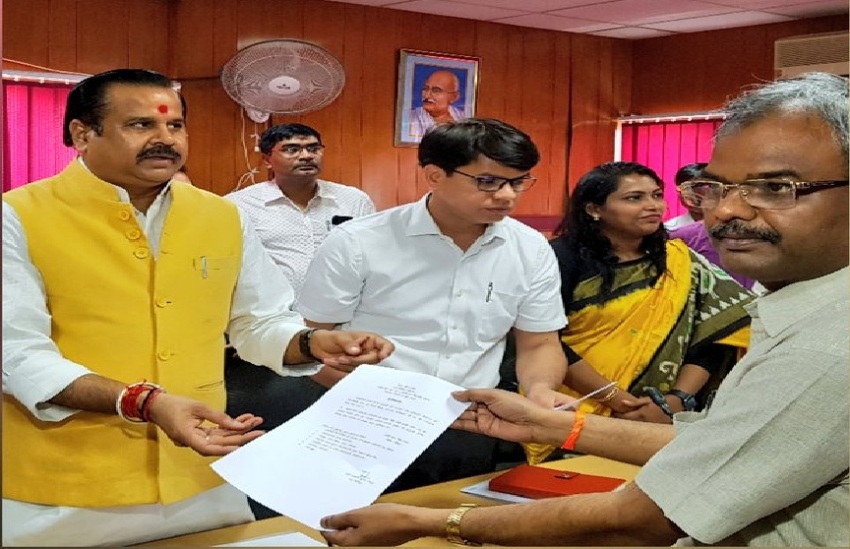 ग्राम्य विकास मंत्री डा. महेन्द्र सिंह D.C. राजमणि वर्मा को तैनाती के लिए पत्र सौंपाते हुए