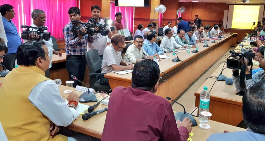 ग्राम्य विकास मंत्री डा. महेन्द्र सिंह अधिकारियों के साथ बैठक करते हुए