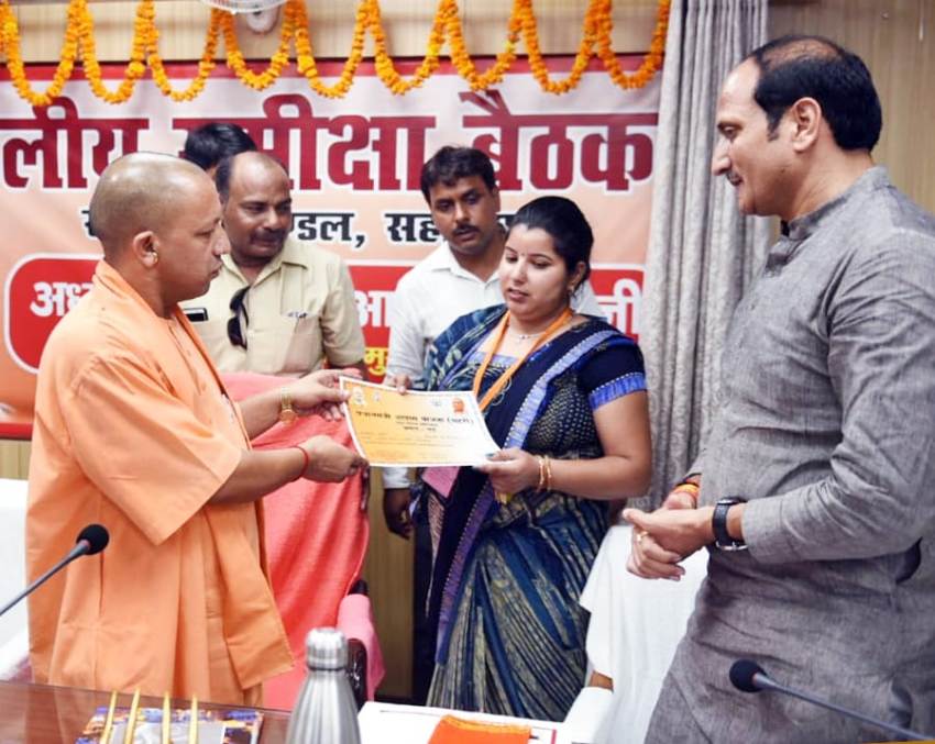 मुख्यमंत्री सहारनपुर में लाभार्थी को प्रमाण पत्र प्रदान करते हुए