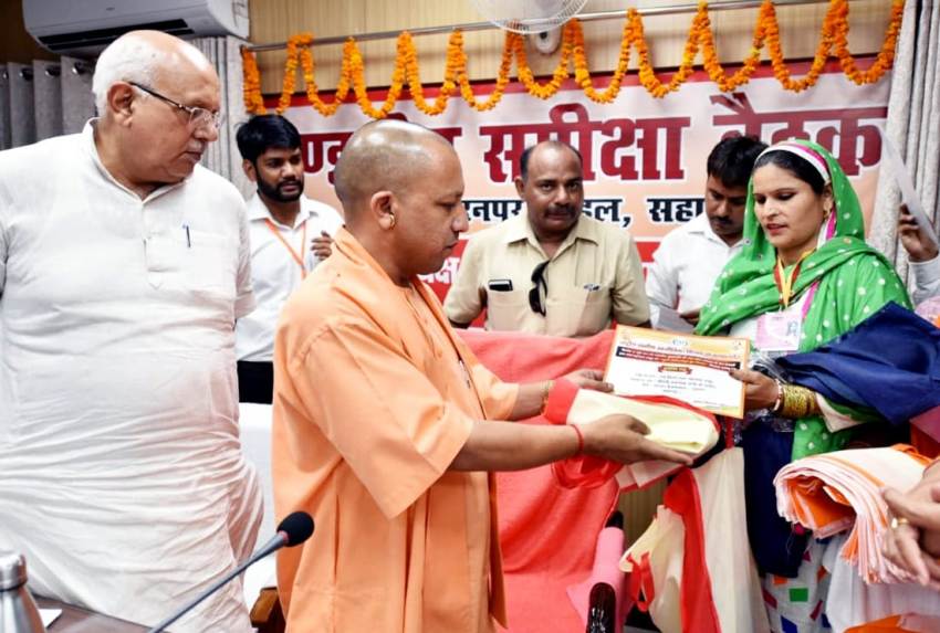 मुख्यमंत्री सहारनपुर में लाभार्थी को प्रमाण पत्र प्रदान करते हुए