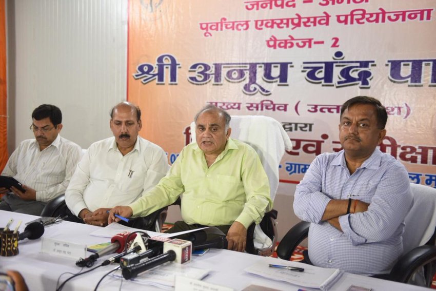 मुख्य सचिव पूर्वांचल एक्सप्रेस-वे के निर्माण कार्यों के स्थलीय निरीक्षण के सम्बन्ध में प्रेसवार्ता करते हुए