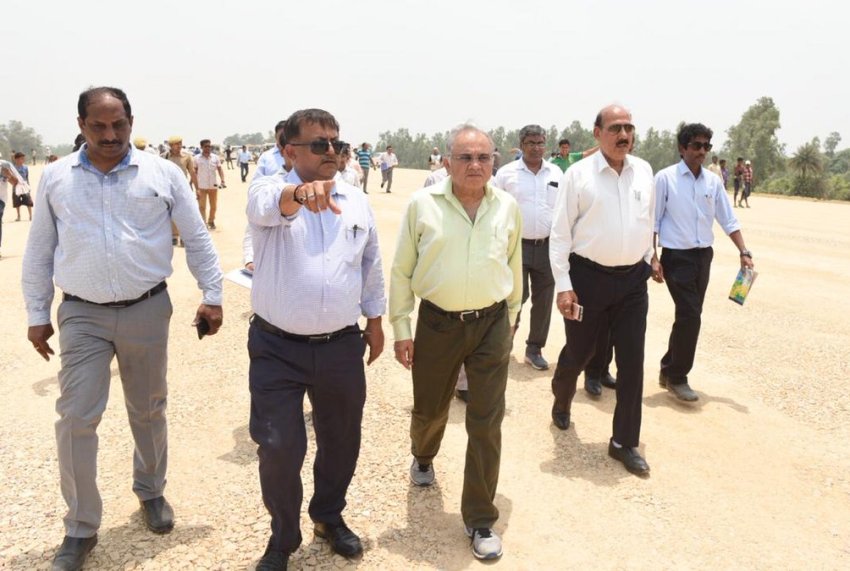 मुख्य सचिव पूर्वांचल एक्सप्रेस-वे के निर्माण कार्यों का स्थलीय निरीक्षण करते हुए