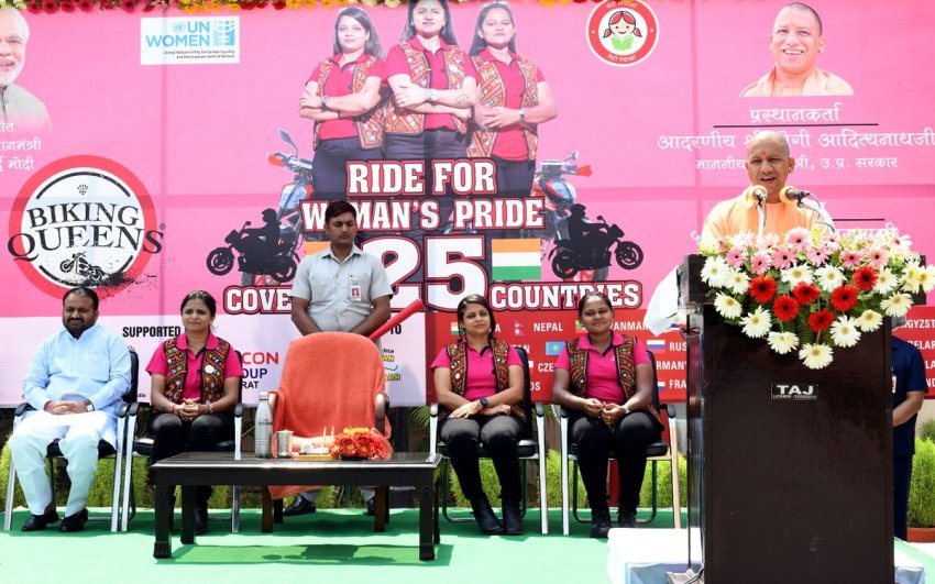 UPCM बाइक यात्रा करने जा रही बाइकिंग क्वीन टीम को संबोधित करते हुए
