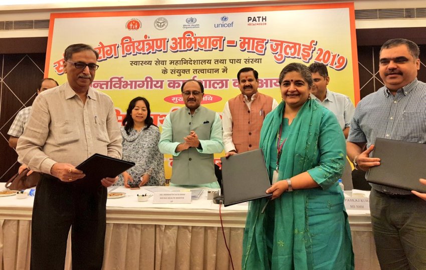महानिदेशक चिकित्सा एवं स्वास्थ्य सेवाएं डॉ. पद्माकर सिंह एवं डॉ. विकास गोस्वामी हेड सीएसआर गोदरेज और शरद मल्होत्रा डायरेक्टर एफ एच (फैमिली हेल्थ) इंडिया के मध्य एमओयू भी हस्ताक्षरित करते हुए