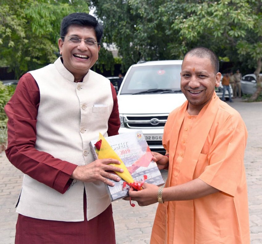 UPCM योगी आदित्यनाथ NEW DELHI में भारत सरकार के कैबिनेट मंत्री पियूष गोयल को कुम्भ-2019 पुस्तक भेंट करते हुए