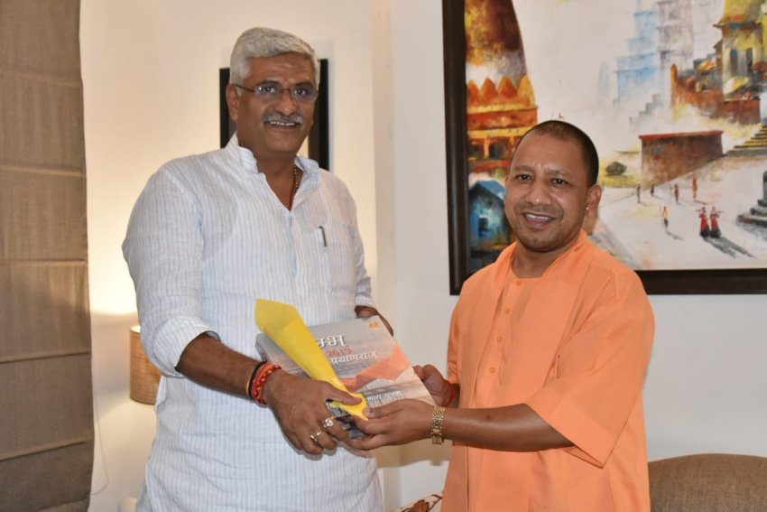 UPCM योगी आदित्यनाथ नई दिल्ली में भारत सरकार के जलशक्ति मंत्री #Gajendra_Singh_Shekhawat से मुलाकात कर कुम्भ-2019 पुस्तक भेंट करते हुए