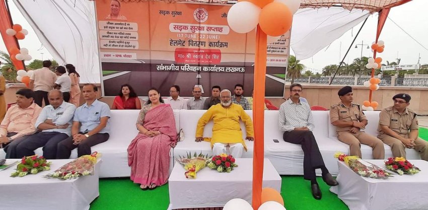 परिवहन मंत्री 1090 चौराहे पर ‘हेल्मेट वितरण कार्यक्रम’ में बतौर मुख्य अतिथि प्रतिभाग करते हुए