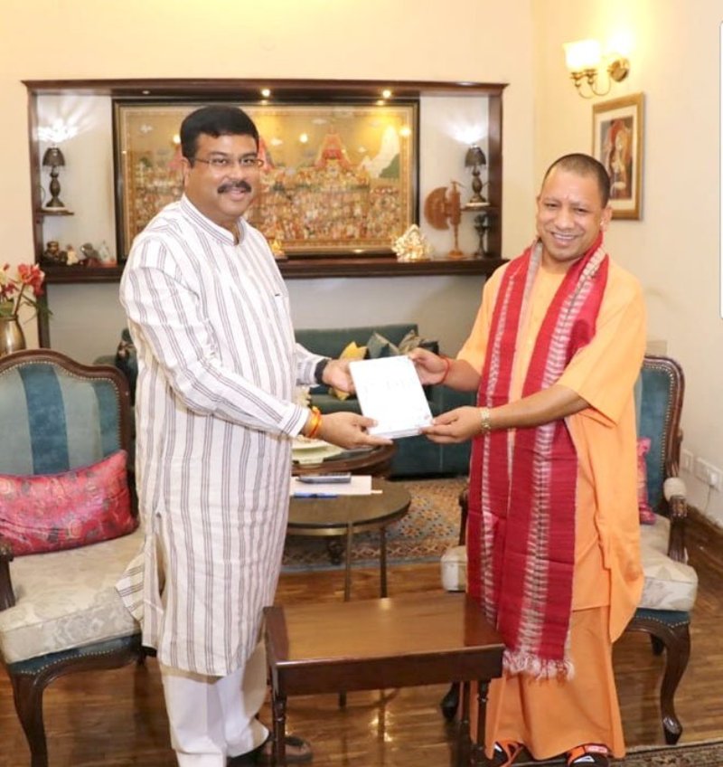 UPCM योगी नई दिल्ली में केंद्रीय पेट्रोलियम, प्राकृतिक गैस और इस्पात मंत्री धर्मेंद्र प्रधान से मुलाकात करते हुए