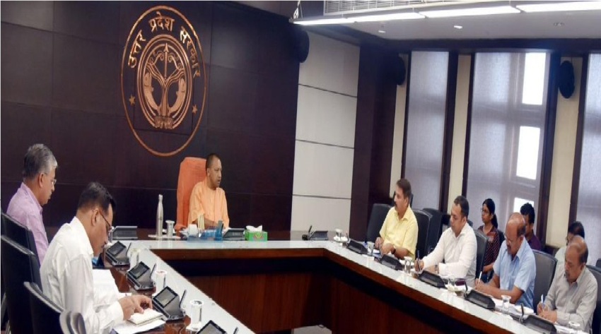 UPCM योगी आदित्यनाथ सचिवालय प्रशासन विभाग की समीक्षा बैठक करते हुए