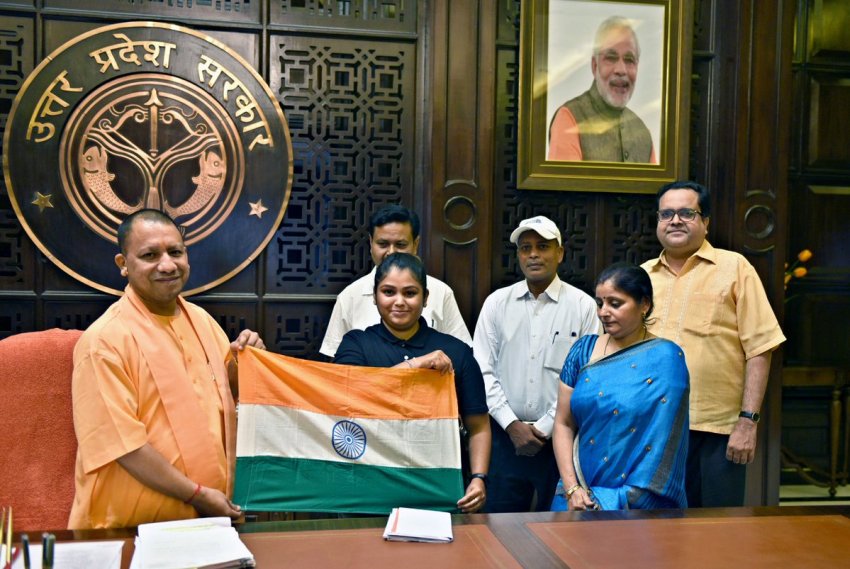 UPCM पर्वतारोही पूर्वा धवन को ‘माउंट एलब्रुस’ पर विजय प्राप्त करने का आशीर्वाद देते हुए