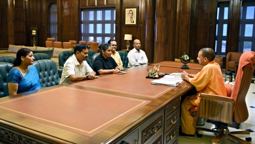 UPCM योगी आदित्यनाथ से पर्वतारोही पूर्वा धवन मुलाकात करती हुईं