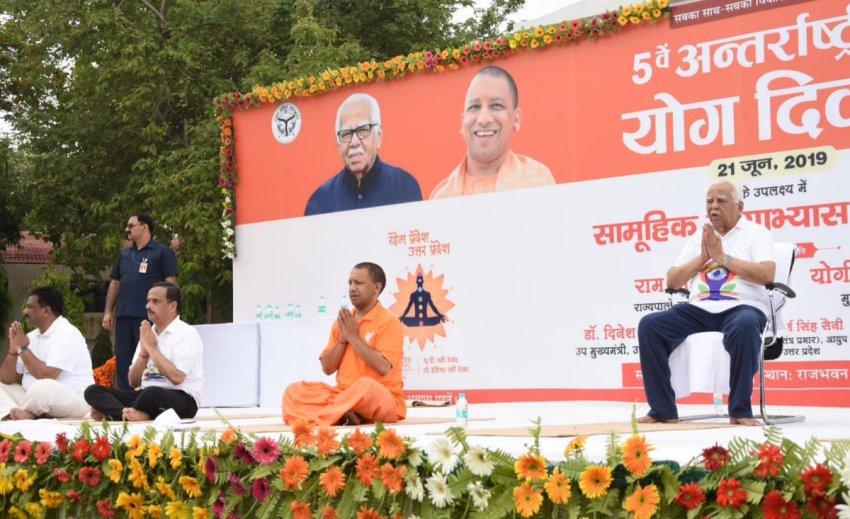 मुख्यमंत्री योगी आदित्यनाथ, राज्यपाल राम नाईक और उप मुख्यमंत्री डॉ. दिनेश शर्मा सामूहिक योगाभ्यास करते हुए