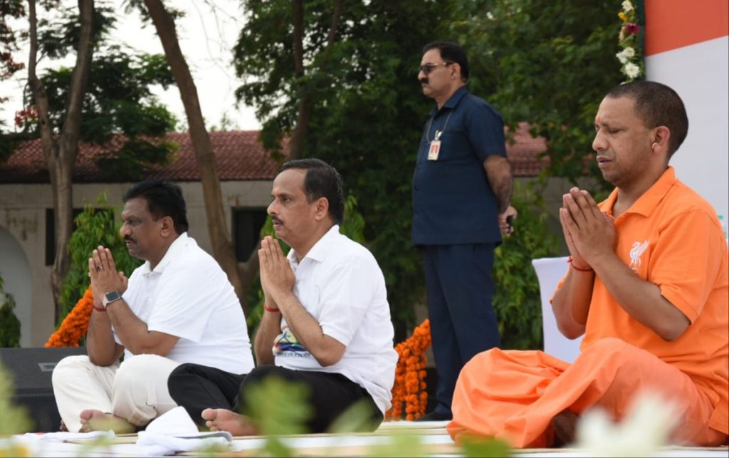 मुख्यमंत्री योगी आदित्यनाथ, राज्यपाल राम नाईक और उप मुख्यमंत्री डॉ. दिनेश शर्मा सामूहिक योगाभ्यास करते हुए
