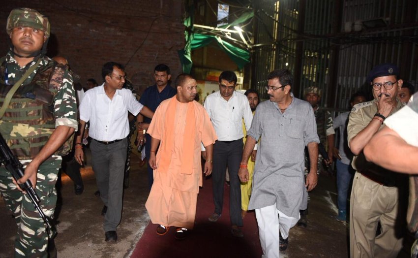 मुख्यमंत्री काशी विश्वनाथ मंदिर कॉरिडोर का निरीक्षण करते हुए