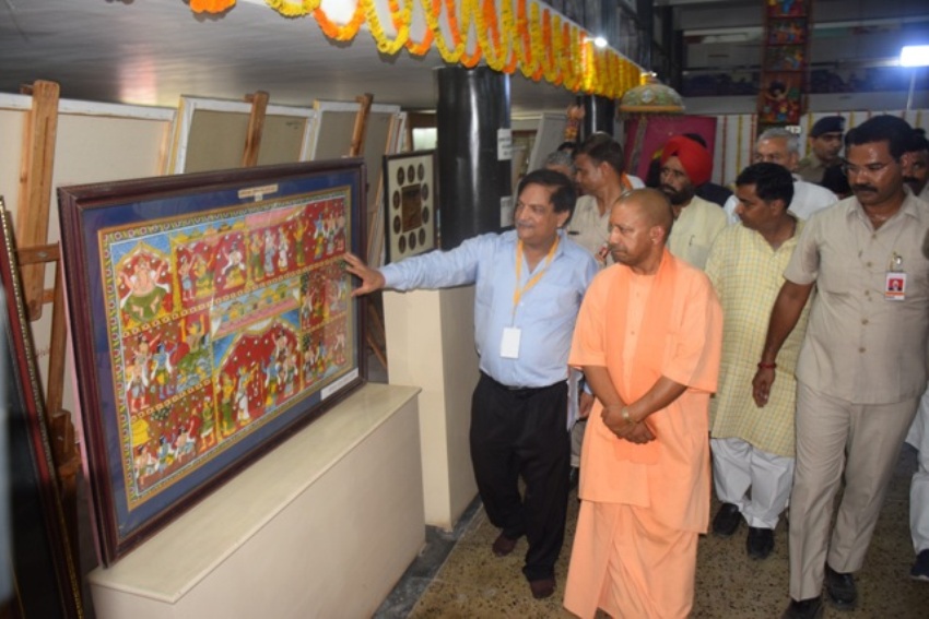 UPCM अयोध्या शोध संस्थान में प्रदर्शनी का अवलोकन करते हुए