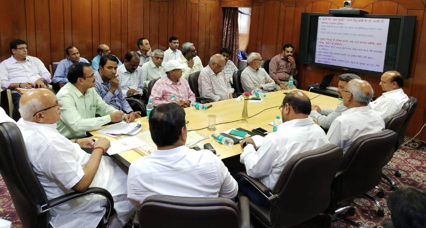 कृषि मंत्री सूर्य प्रताप शाही योजना भवन स्थित वीडियो कांफ्रेंसिंग हाल में प्रदेश के 75 जनपदों में NIC केन्द्र में उपस्थित किसानों को सम्बोधित करते हुए