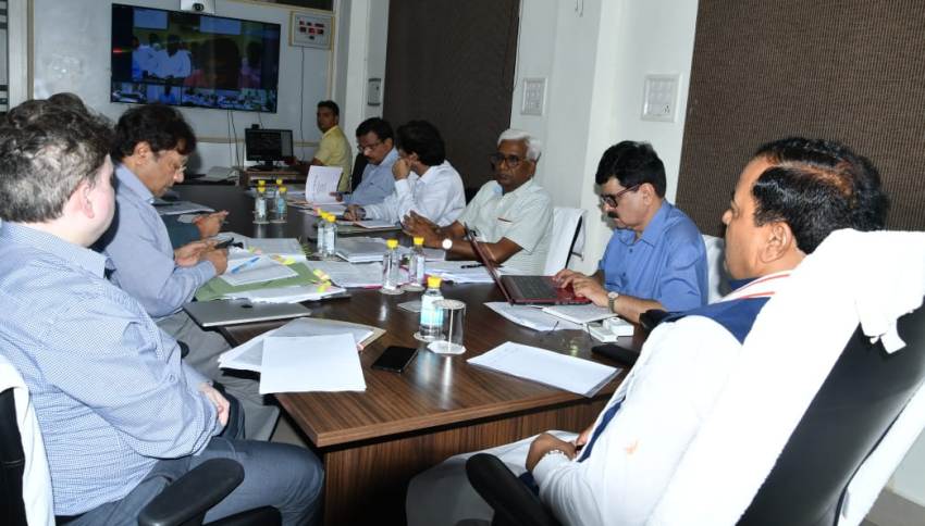 उप मुख्यमंत्री वीडियो कॉन्फ़्रेंसिंग के माध्यम से सड़क और पुलों के निर्माण कार्यो की समीक्षा करते हुए