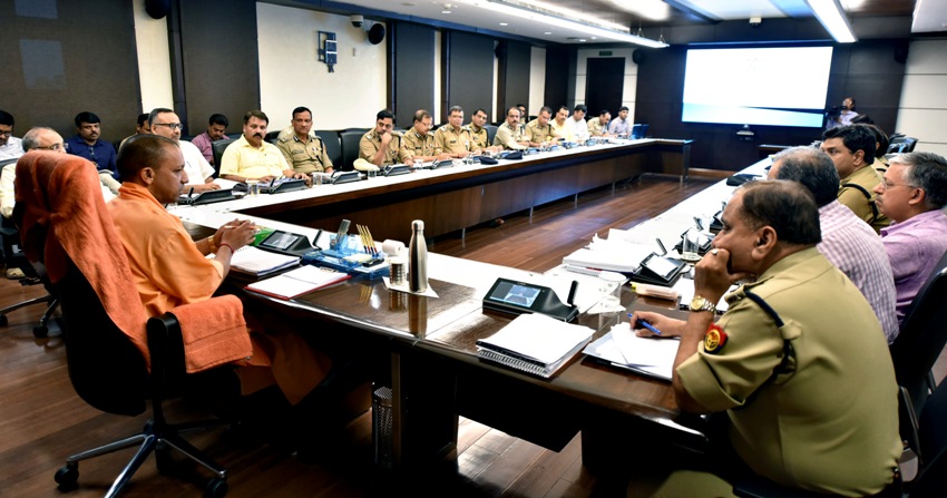 UPCM योगी प्रदेश में अपराध नियंत्रण और कानून-व्यवस्था के सम्बन्ध में समीक्षा करते हुए