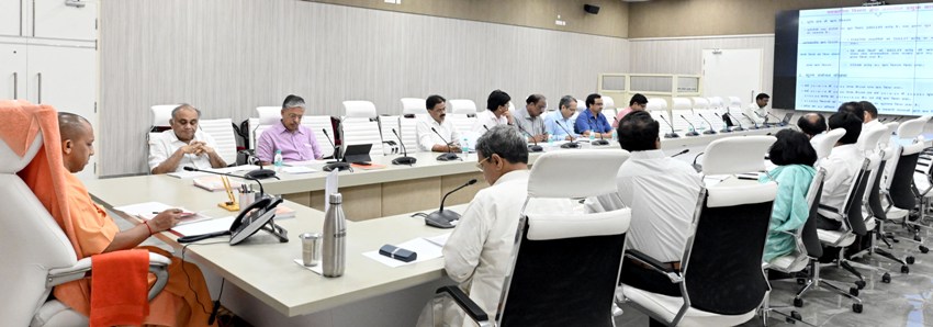 UPCM अपने सरकारी आवास पर आयोजित सहकारिता विभाग के प्रस्तुतिकरण के दौरान निर्देश देते हुए