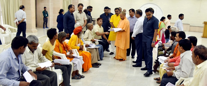 UPCM योगी अपने सरकारी आवास #5KD पर जन समस्याएं सुनते हुए