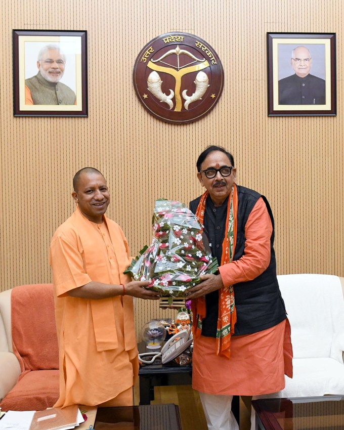 UPCM केन्द्रीय कौशल विकास एवं उद्यमिता विकास मंत्री डॉ. मेहन्द्र नाथ पाण्डेय ने भेंट करते हुए