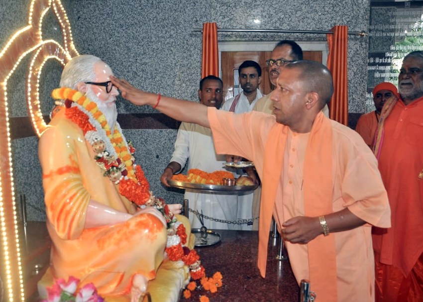 UPCM गोरखपुर में गोरखनाथ मंदिर परिसर में दर्शन कर पूजा अर्चना करते हुये